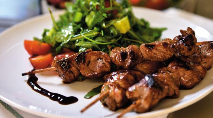 Αρνίσιο καλαμάκι μαριναρισμένο με καπνιστή πάπρικα και ψιλοκομμένη ελληνική σαλάτα