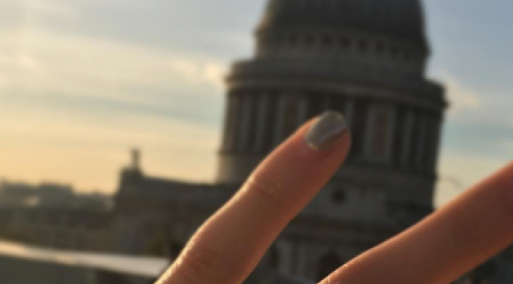 Πασίγνωστη τραγουδίστρια αρραβωνιάστηκε και το ανακοίνωσε στο instagram!