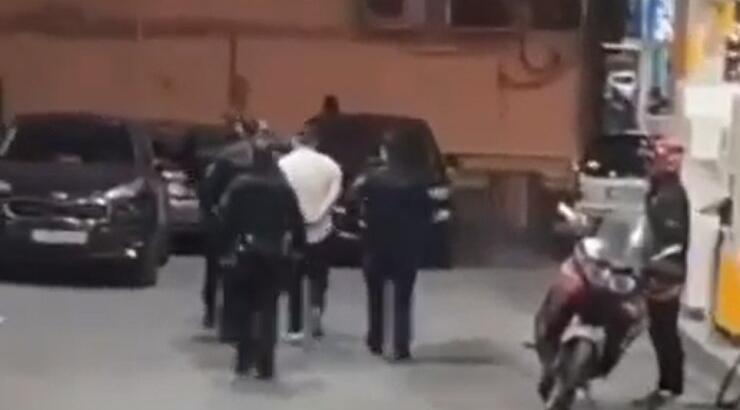 Η στιγμή που η αστυνομία συλλαμβάνει Έλληνα τραγουδιστή για παραβίαση μέτρων κορωνοϊού