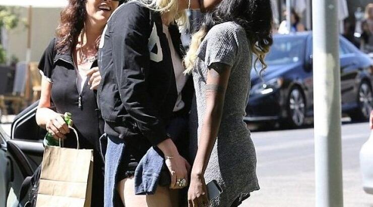 Bisexual η κόρη της Kim Basinger