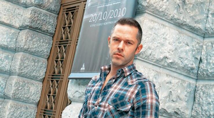 Αγνώριστος ο Χρήστος Λούλης: Με ξυρισμένο κεφάλι και μουστακι