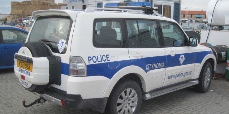 Ληστές με μάσκες καρναβαλιού και τσεκούρι