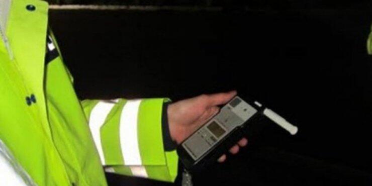 Οδηγούσε μεθυσμένος και επιτέθηκε σε αστυνομικούς