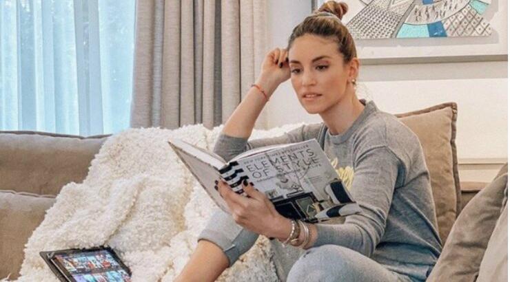 Τα comfy looks της Αθηνάς Οικονομάκου στο σπίτι