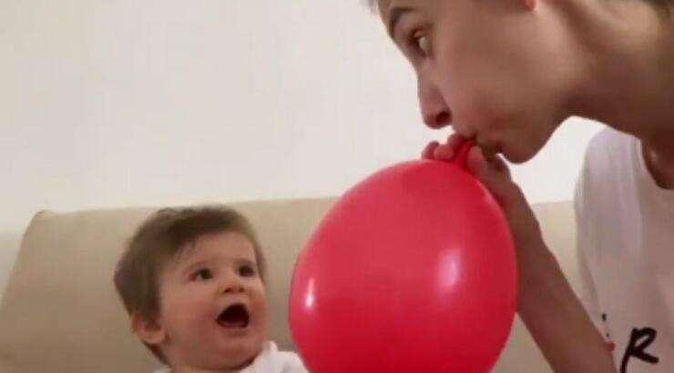 Φωτεινή Αθερίδου: Το βίντεο που τρομάζει τον γιο της με το μπαλόνι που έγινε viral!
