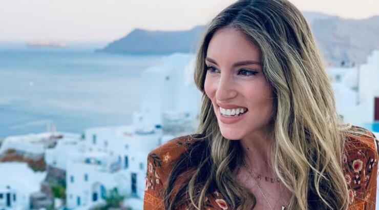 Η τσάντα της Αθηνάς Οικονομάκου που στοιχίζει 150 ευρώ είναι το must αξεσουάρ του καλοκαιριού