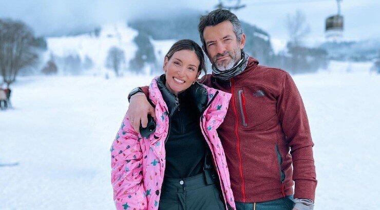 Η Αθηνά Οικονομάκου φωτογράφισε τον σύζυγό της αγκαλιά με την κόρη τους και “λιώσαμε” [εικόνα]