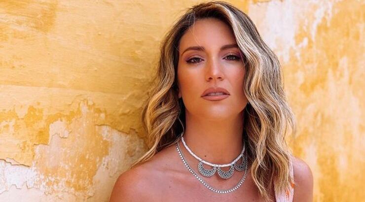 Η Αθηνά Οικονομάκου σου δείχνει το ιδανικό hair look για βάπτιση