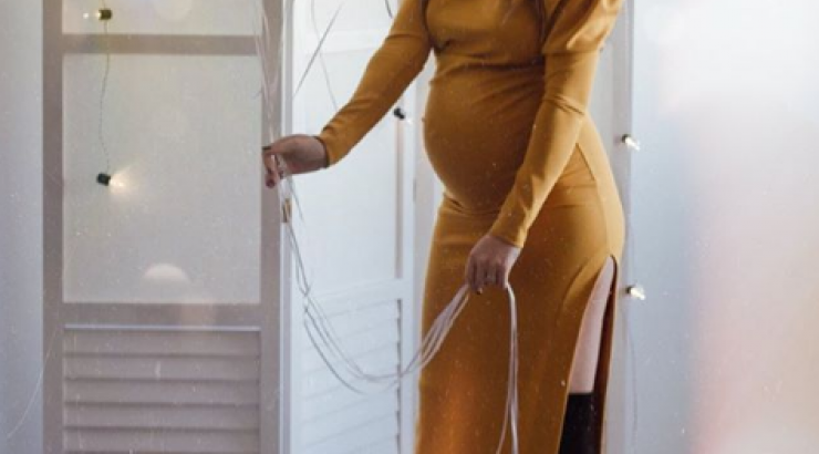 Είναι υπέροχη! Η Αθηνά Οικονομάκου ποζάρει με γυμνή, φουσκωμένη κοιλίτσα στην αγκαλιά του συζύγου της!