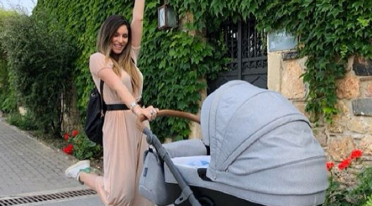 Αθηνά Οικονομάκου: Δείτε την με μαγιό να παίζει με το μικρό Μάξιμο! [βίντεο]