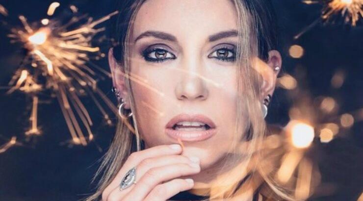 Αθηνά Οικονομάκου: Παιχνίδια με τον μικρό Μάξιμο στο σαλόνι του σπιτιού τους! [βίντεο]