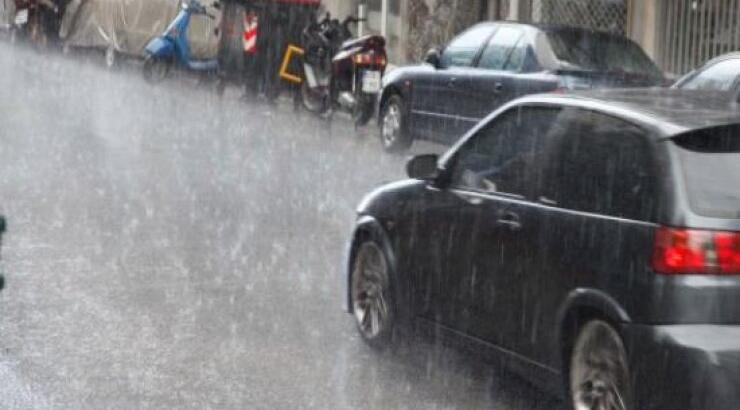 Αθήνα: Άνοιξαν οι ουρανοί