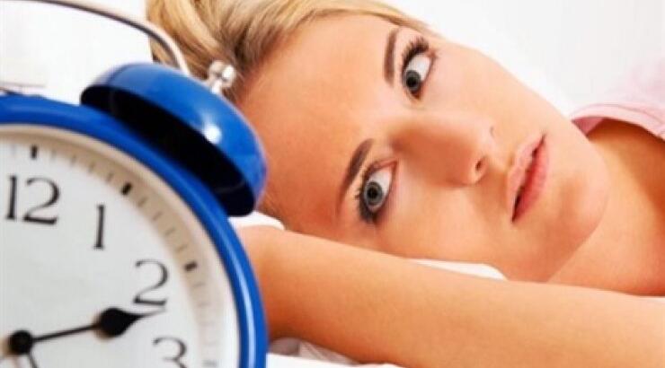 3 τρόποι για να κοιμάσαι λίγο παραπάνω το πρωί