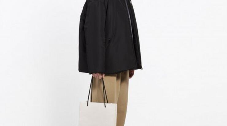 Μοιάζει με χάρτινη shopping bag άλλα κοστίζει $1100