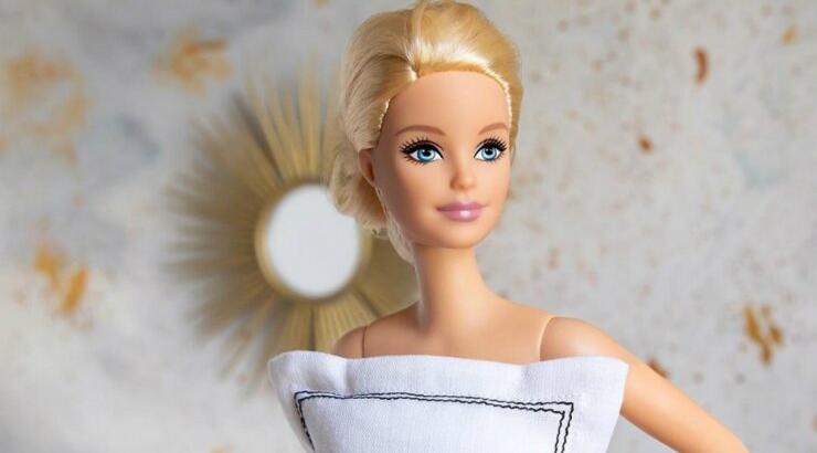 Η Barbie παίρνει μέρος στο #PillowChallenge
