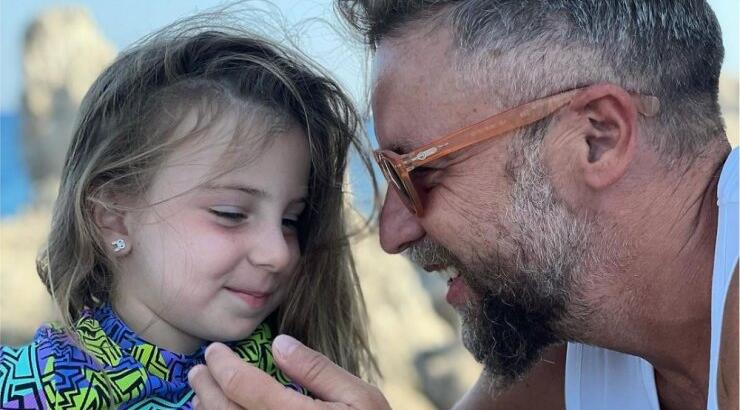 Γιάννης Βαρδής: Δείτε την πεντάχρονη κορούλα του να κάνει θαλάσσιο σκι [βίντεο]