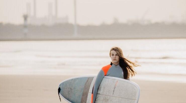 Πόσες θερμίδες καις σε κάθε δραστηριότητα που κάνεις στην παραλία;