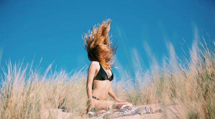 Προστάτεψε τα μαλλιά σου με αυτά τα έξι αντηλιακά λαδάκια