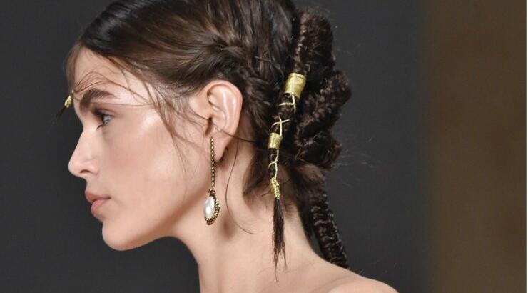 Βήμα - βήμα τρεις πλεξούδες που θα απογειώσουν το καλοκαιρινό σου look