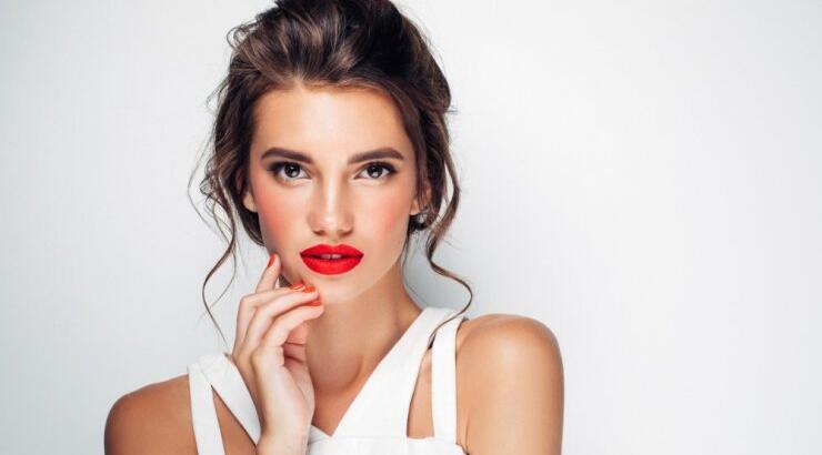 Πώς να αποκτήσεις πιο πυκνά φρύδια με φυσικά συστατικά