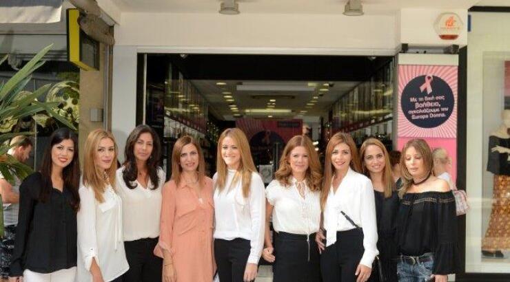 Tα Βeauty Line στέκονται δίπλα στη γυναίκα και αγκαλιάζουν το έργο της Europa Donna Κύπρου