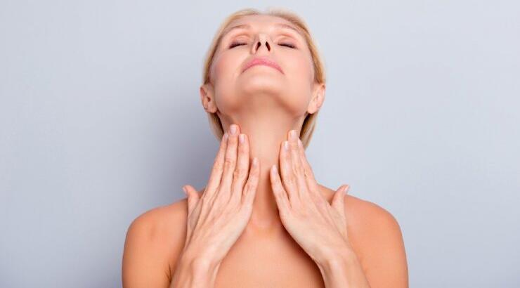 Νεανική όψη στην περιοχή του λαιμού χωρίς νυστέρι