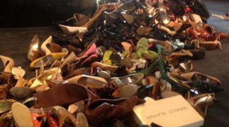 H Victoria Beckham πουλάει τα παπούτσια της! Manolo Blahnik, Christian Louboutin, Jimmy Choo, στο "σφυρί"