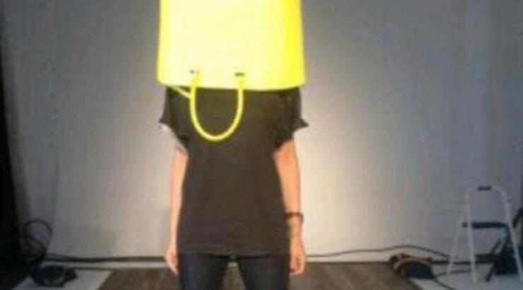 Ποια διάσημη κρύβεται κάτω από αυτή την τσάντα αξίας 2.000 ευρώ;