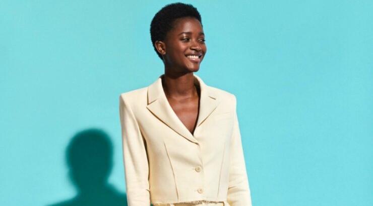 Chic με μπεζ κοστούμι!