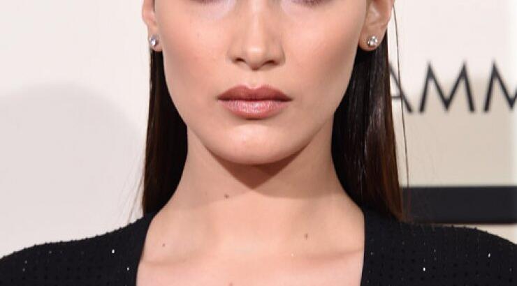 Η Bella Hadid κόλασε το instagram – Ποζάρει στον καθρέφτη μόνο με τα μαύρα εσώρουχά της!