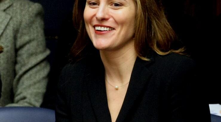 Λαμπερή, πανευτυχής η Περιστέρα στα θεωρεία της Βουλής, δεν παίρνει τα μάτια της από τον Αλέξη Τσίπρα [εικόνες]