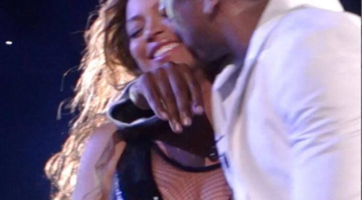 Τρυφερά φιλιά για την Beyonce πάνω στη σκηνή [εικόνες]