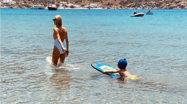 Βίκυ Καγιά: Το αξιολάτρευτο βίντεο με τον γιο της, Κάρολο, μέσα στη θάλασσα