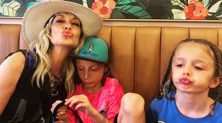 Άννα Βίσση: Τραγουδάει με τον εγγονό της, Νέστορα στο κρεβάτι τη “Ψυχεδέλεια” [βίντεο]