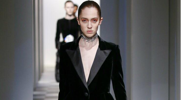 To βελούδινο κοστούμι που δεν πρέπει να λείπει από τη γκαρνταρόμπα σου