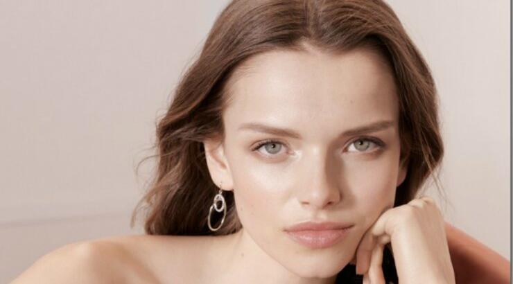 Το αγαπημένο μας φον ντε τεν που προσφέρει λάμψη, ενυδάτωση και UV προστασία αντιγήρανσης