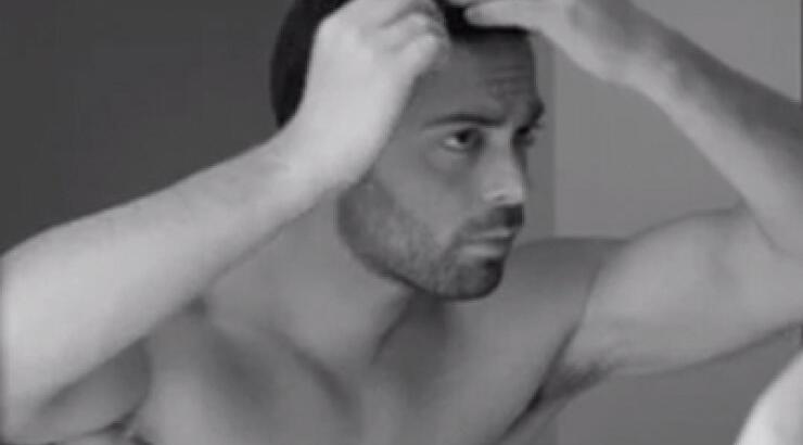 Κορίτσια, ο Ηλίας Βρεττός γυμνός