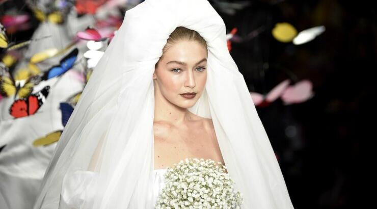 Gigi Hadid: Φόρεσε το πιο ανατρεπτικό νυφικό στο ντεφιλέ του οίκου Moschino 