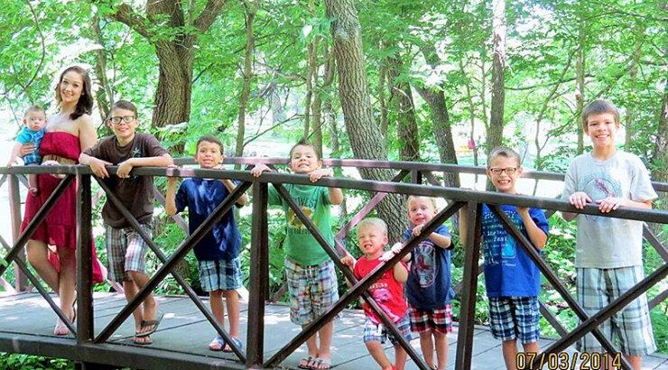 Συγκινητικό: Ζευγάρι υιοθέτησε 8 αδέρφια γιατί δεν ήθελε να τα χωρίσει