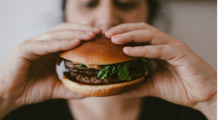 Τι είναι η επεισοδιακή υπερφαγία και πως μπορεί να αντιμετωπιστεί