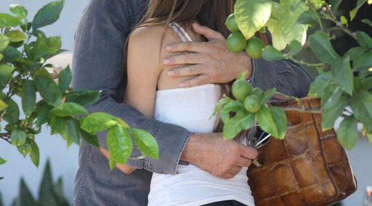 Gerard Butler: Αγκαλιές με άγνωστη γυναίκα!