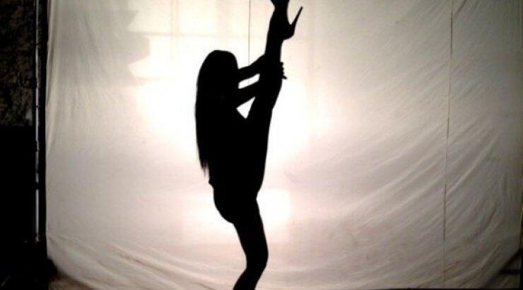 Ηot χορεύτρια του Dancing στο πλάι γνωστού τραγουδιστή