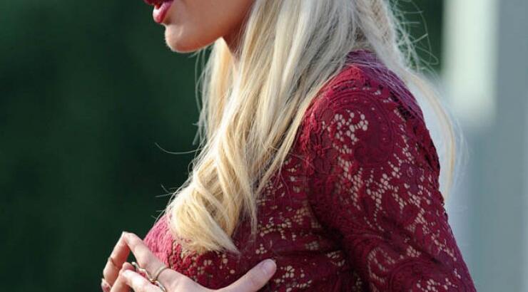 Διάσημο μοντέλο ‘’πιάνει’’ το στήθος της σε ζωντανή εκπομπή