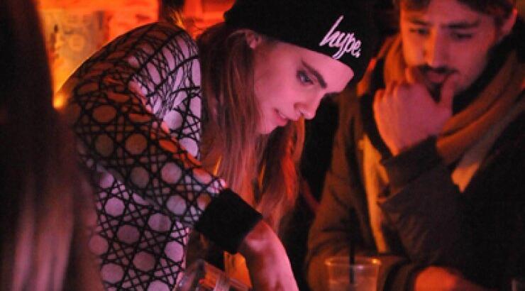 Διάσημο μοντέλο έγινε barwoman [φωτογραφίες]