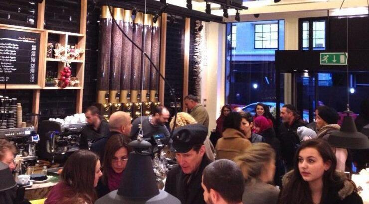 Koσμοσυρροή στο ελληνικό ξηροκαρπάδικο στο κέντρο του Λονδίνου