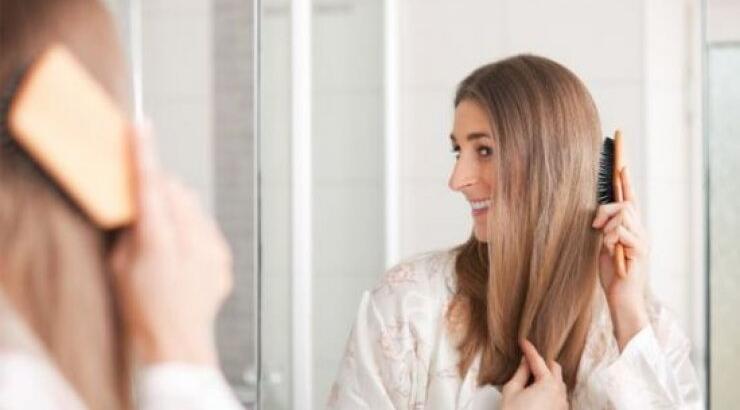 Σπιτικές συνταγές για έξτρα λάμψη στα μαλλιά σας