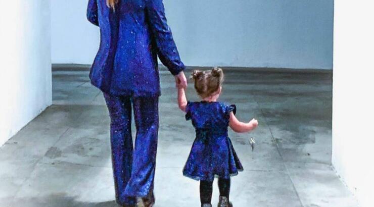 Επώνυμη Κύπρια ποζάρει με την κορούλα της φορώντας το ίδιο λαμπερό ύφασμα με glitters! [εικόνα]