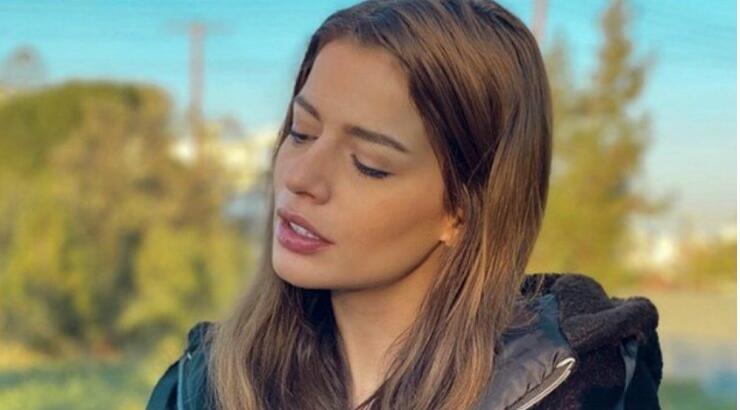 Η Χαριτίνη Ηλιάδου με ένα αξεσουάρ κατάφερε να κάνει το military look να δείχνει girly