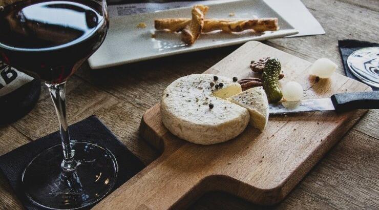 Ο ειδικός τρόπος για να κόψετε κάθε τυρί! [βίντεο]