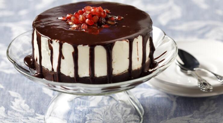 Cheesecake με Cookies, Philadelphia και Sauce Σοκολάτας